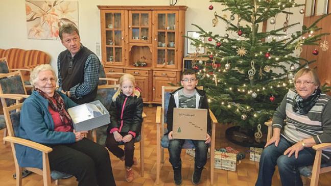 Grundschüler basteln Grußkarten