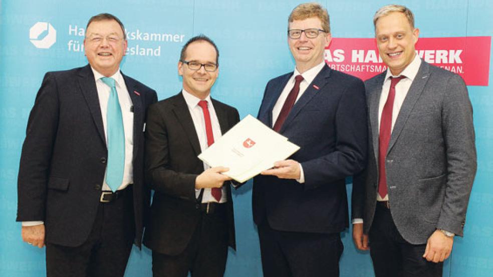 Zwei Bewilligungsbescheide händigte Kultusminister Grant Hendrik Tonne (2.v.l.) mit dem Landtagsabgeordneten Wiard Siebels (r.) an Präsident Albert Lienemann (2.v.r.) und Hauptgeschäftsführer Peter-Ulrich Kromminga (l.) aus. © Foto: HWK