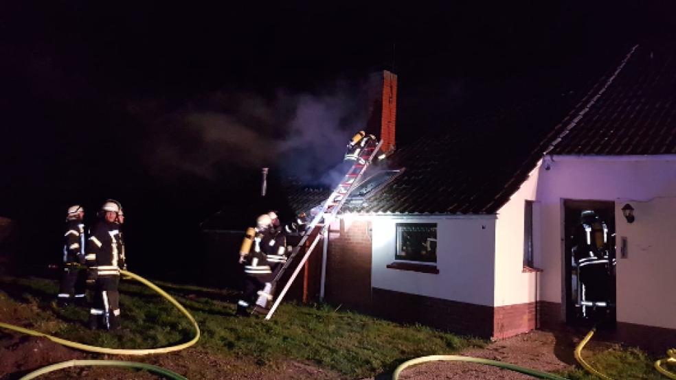 An der 1. Südwieke in Ostrhauderfehn brannte am Ersten Weihnachtstag dieses Haus. © Foto: Feuerwehr