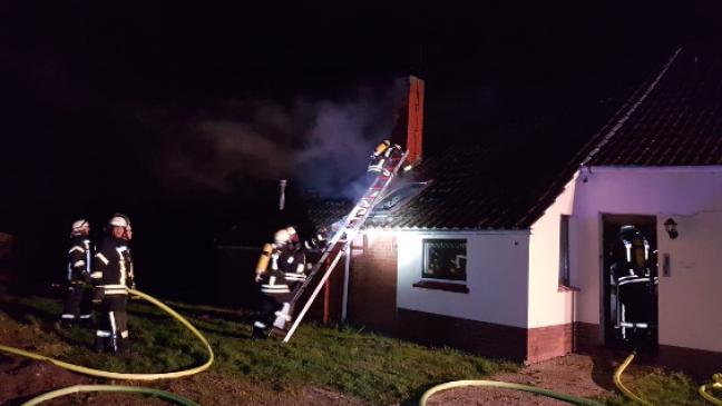 Leerstehendes Haus steht in Flammen