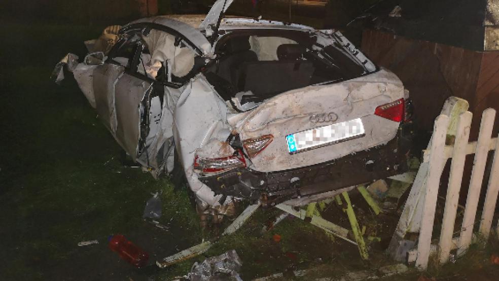 Das Wrack des Audi A5, das in einem Vorgarten landete. Der Fahrer und eine Fußgängerin wurden schwer verletzt. © Foto: Stadt Papenburg/Feuerwehr Obenende