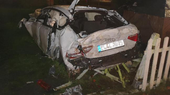 Autoteile verletzen Fußgängerin schwer