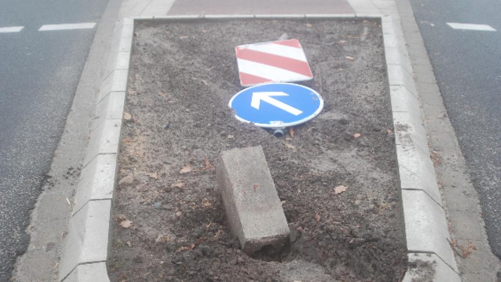 In drei Teile zerlegte ein unbekannter Autofahrer dieses Hinweisschild am Kreisel an der Risiusstraße. Mit seinem Wagen, der auch einige Schäden davongetragen haben dürfte, flüchtete der Unbekannte dann. © Foto: Hoegen