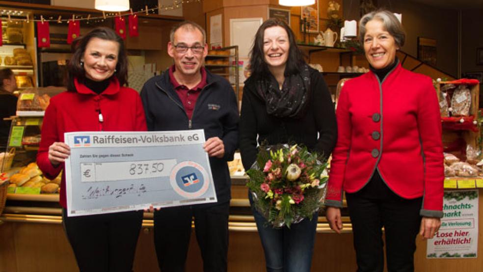 Schirmherrin Gitta Connemann (links) und Brigitte Oldenburg (rechts) von der Welthungerhilfe Leer freuten sich über den Scheck von Ralf und Gertha Jünke von der Bäckerei Behmann.  © Foto: privat