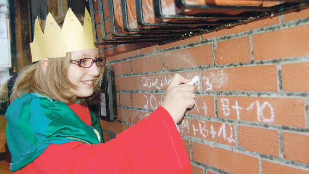 Mädchen und Jungen bringen am 4. und 5. Januar wieder im Rheiderland als Sternsinger in den Gewändern der Heiligen Drei Könige den Segen »Christus segne dieses Haus« zu den Menschen. © Foto: Archiv