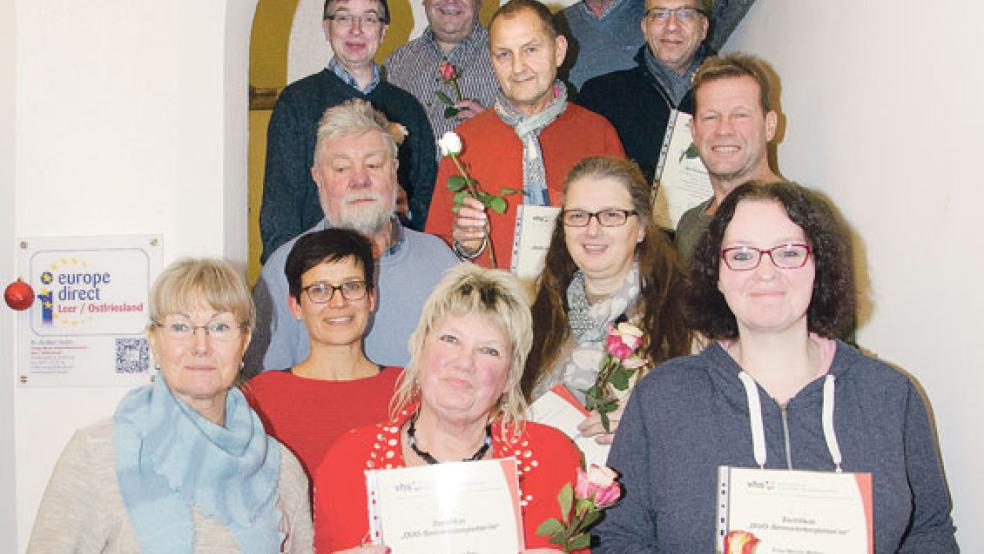 Die neue Seniorenbegleiter haben jetzt ihre Zertifikate erhalten. Das Bild zeigt sie mit dem Dozenten Reinhard Bansemeier (hinten links), Frank Schüür vom Senioren- und Pflegestützpunkt (hinten Mitte) und VHS-Fachbereichsleiterin Sabine Kasimir (Zweite von links). © Foto: VHS Leer