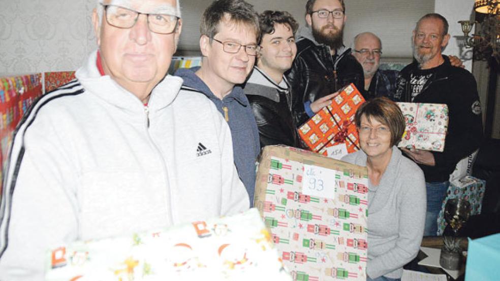 Bettina Donker aus Bunde - vorne rechts - mit einigen MItarbeitern des Kinderschutzbundes, die sich um die Zustellung der Weihnachtspakete kümmerten. © Foto: Himstedt