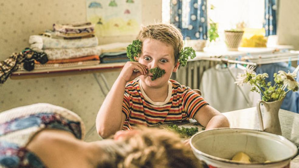 Ein bisschen Spaß muss sein: Schon früh entdeckt Hans-Peter Kerkeling (Julius Weckauf) sein komödiantisches Talent.  © Foto: Warner Broth.