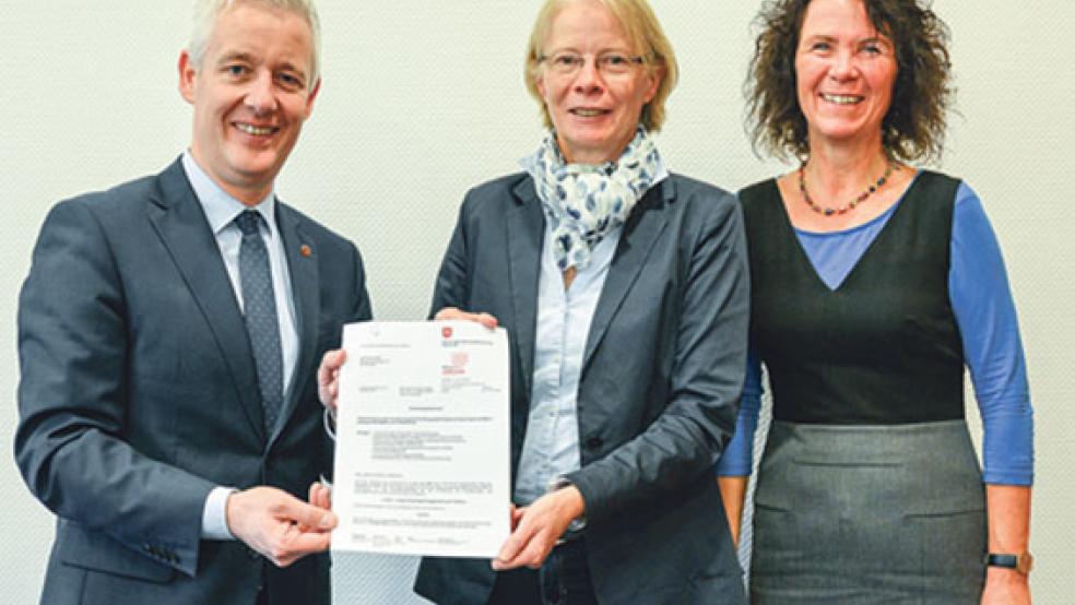 Landrat Matthias Groote (links) nahm kürzlich den Förderbescheid für das Projekt »Löppt« von Dezernatsleiterin Talke Hinrichs-Fehrendt (Amt für regionale Landesentwicklung Weser-Ems, Mitte) entgegen. Realisieren wird das Projekt durch die Stabsstelle Ehrenamt und Freiwilligenagentur unter der Leitung von Monika Fricke (rechts). © Foto: Landkreis Leer