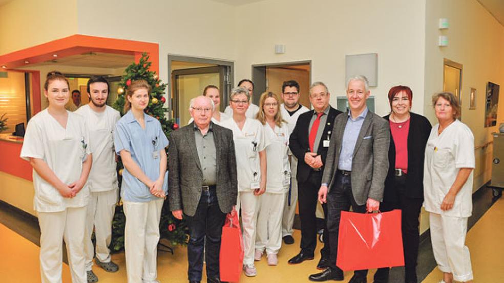 Im Krankenhaus Rheiderland in Weener besuchte Landrat Matthias Groote (dritter von rechts) die Diensthabenden auf den Stationen. Neben ihm Klinikum-Geschäftsführer Holger Glienke, dritter von links Jakobus Baumann.  © Foto: Wolters