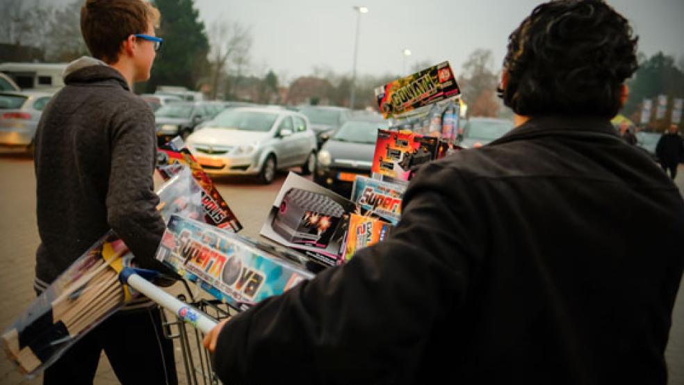 Wenn der Einkaufswagen voll ist, wird der Rest halt unter den Arm geklemmt. In Bunde war schon früh am Morgen einiges los. © Foto: Klemmer