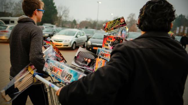 Lange  Schlangen und Schaulustige