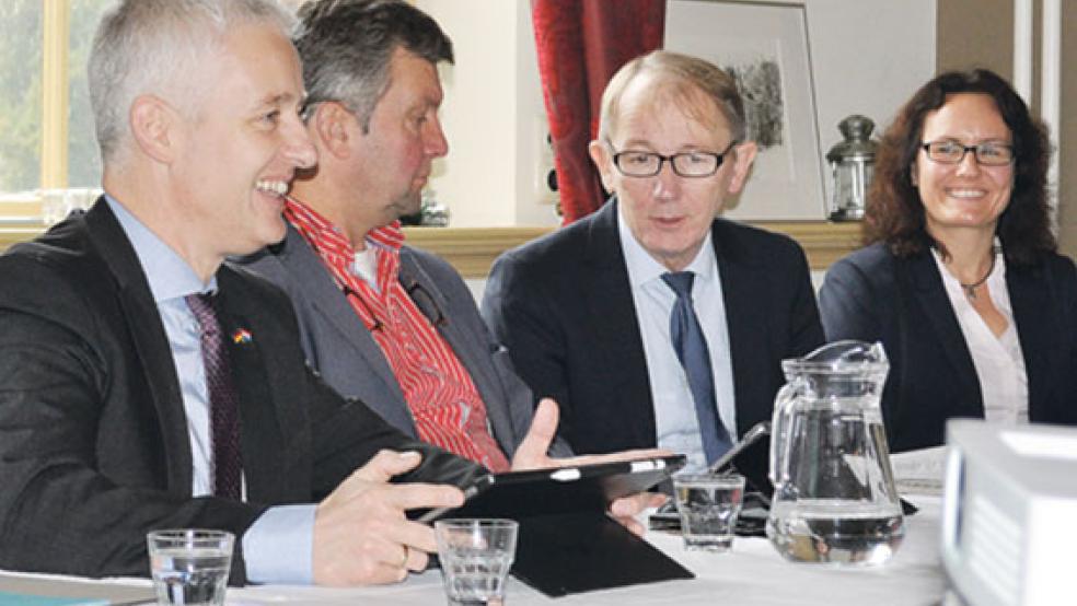 Wollen die grenzübergreifende Zusammenarbeit forcieren (von links): Matthias Groote (EDR-Vorsitzender), Bert Bouwmeester (stellvertretender EDR-Vorsitzender), Harm-Uwe Weber (EDR-Schatzmeister) und Ilona Heijen (EDR-INTERREG-Geschäftsführerin). © Foto: EDR