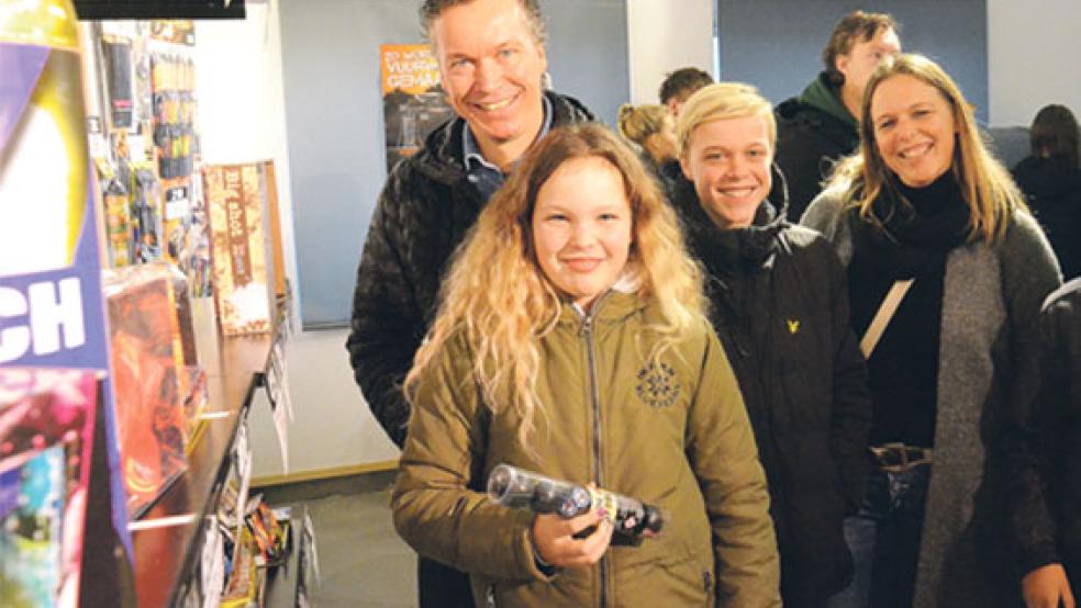 Kamen für den Knaller-Kauf nach Bunde: (von links) Patrick, Noa (13) und Rowan (15) van Lennep und Marja Oosting aus Groningen. © Fotos: Klemmer (1), Muising (3)