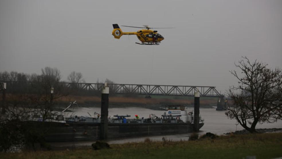 An einer Hubschrauber-Winde wurde der Patient vom Bord des Binnenschiffes an Land gehievt. © Foto: Loger