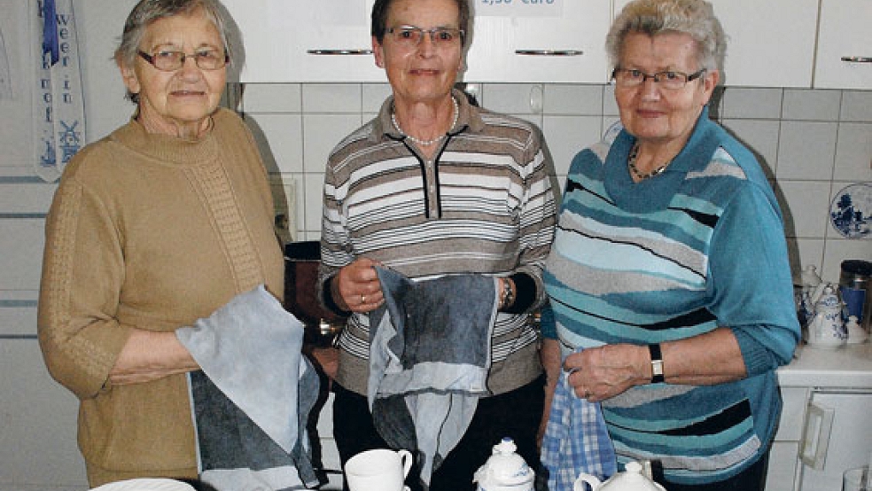 Alle Hände voll zu tun hatten (von links) Margarete Spekker, Herma Spekker und Immine Ibelings. Sie servierten Tee, Kaffee und Speckendicken und wuschen zwischendurch noch ab. © 