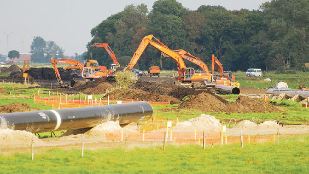 Durch das Rheiderland sollte eine weitere Gasleitung verlegt werden. Doch die Bundesnetzagentur hat die Pläne gestoppt. Das Bild zeigt den Bau der Bunde-Etzel-Pipeline im Jahr 2011. © Foto: RZ-Archiv