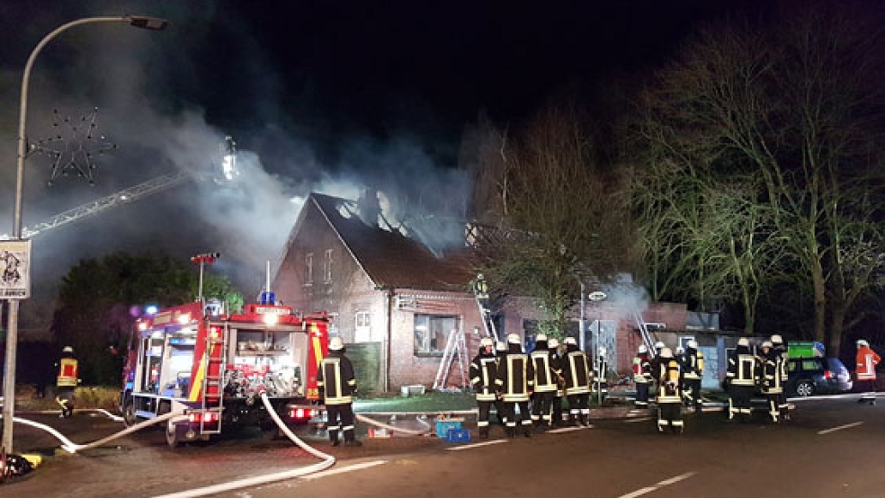 In Victorbur (Landkreis Aurich) hat in der Silvesternacht ein Wohnhaus gebrannt. © Foto: Sven Janssen (Feuerwehr)