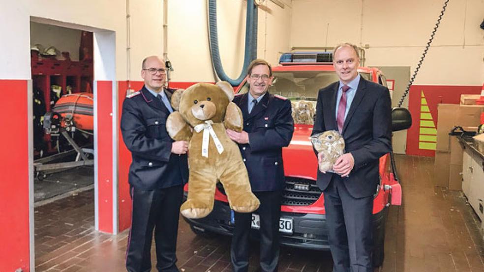 Freuen sich über die Spende: Clemens Ressmann, Uwe Kujava und Carsten Rinne (von links) bei der Übergabe im Feuerwehrhaus Leer an der Nessestraße. © Foto: Feuerwehr