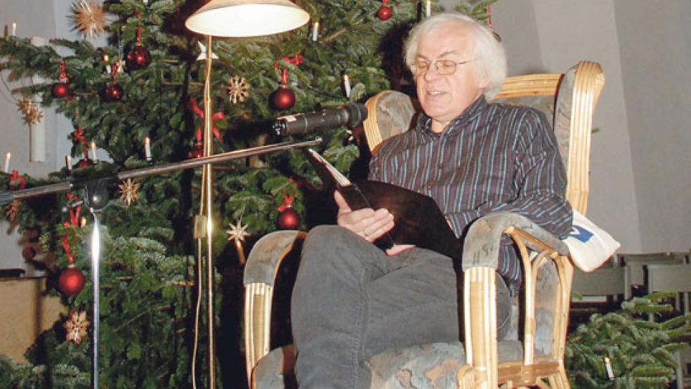 Pastor i.R. Manfred Gerke erzählte im »Hörnstohl« Charles Dickens Weihnachtsgeschichte.  © Fotos: Kuper