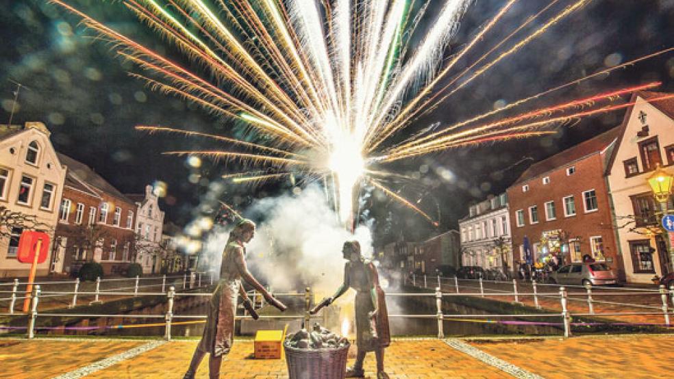 Auch in Weener beim Hafen wurde in der Silvesternacht wieder kräftig gefeiert.  © Foto: Bruins