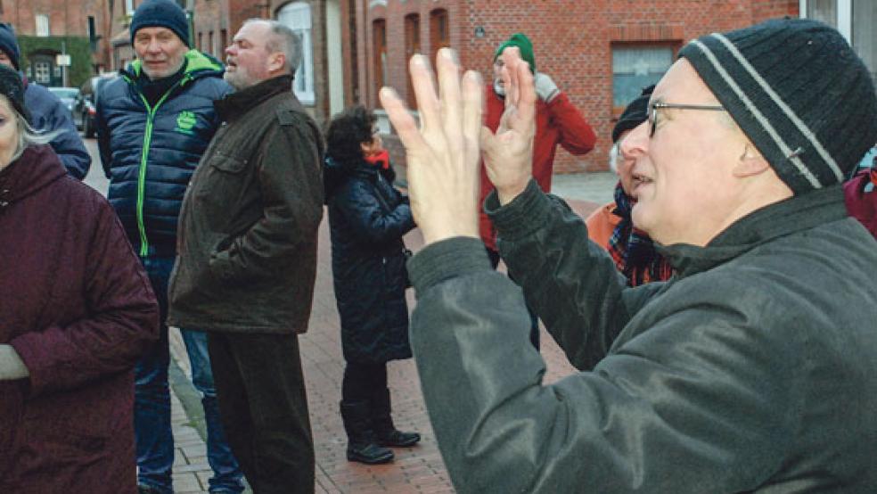 Willi Eenboom vom Heimatverein zeigte und erklärte beim Neujahrsspaziergang das historische Jemgum, © Foto: Kuper