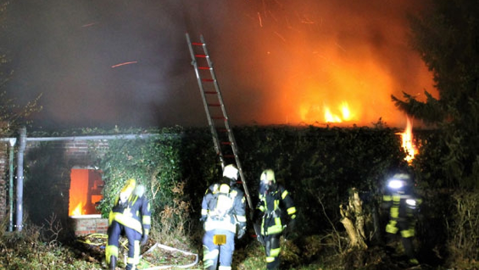 Ein Großaufgebot der Feuerwehr war bei einem Brand auf einem Gärtnereigelände in Schirum im Einsatz. © Foto: Feuerwehr