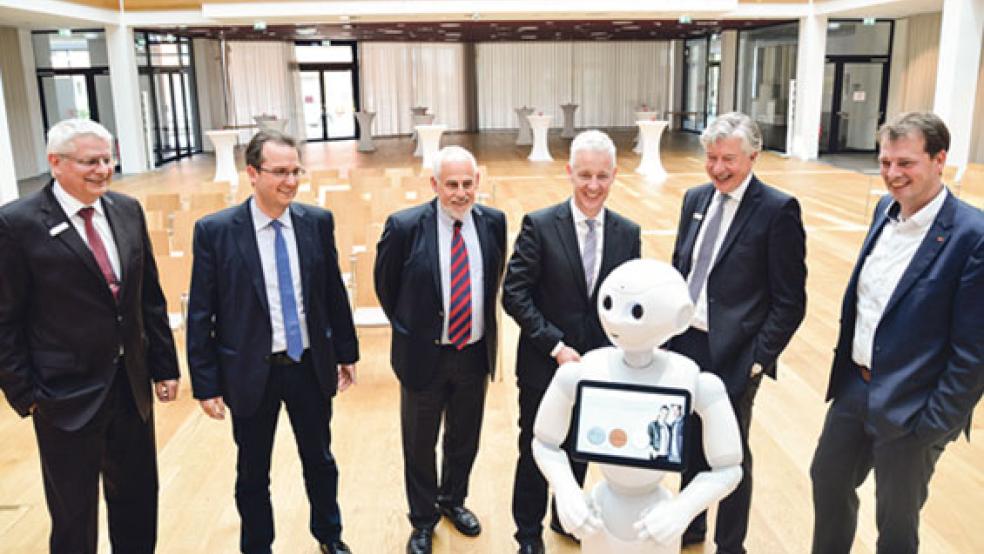 Über den Fortschritt der Digitalisierung informierte der Landkreis in der Digitalen Woche. Frank Fastenau (Sparkasse) und Thomas Dreesmann, Harald Krebs, Landrat Matthias Groote, Sparkassenvorstand Heinz Feldmann und Orgadata-Chef Bernd Hillbrands (von links) bekamen mit Roboter »Pepper« einen ersten Eindruck.  © Archivfoto: privat