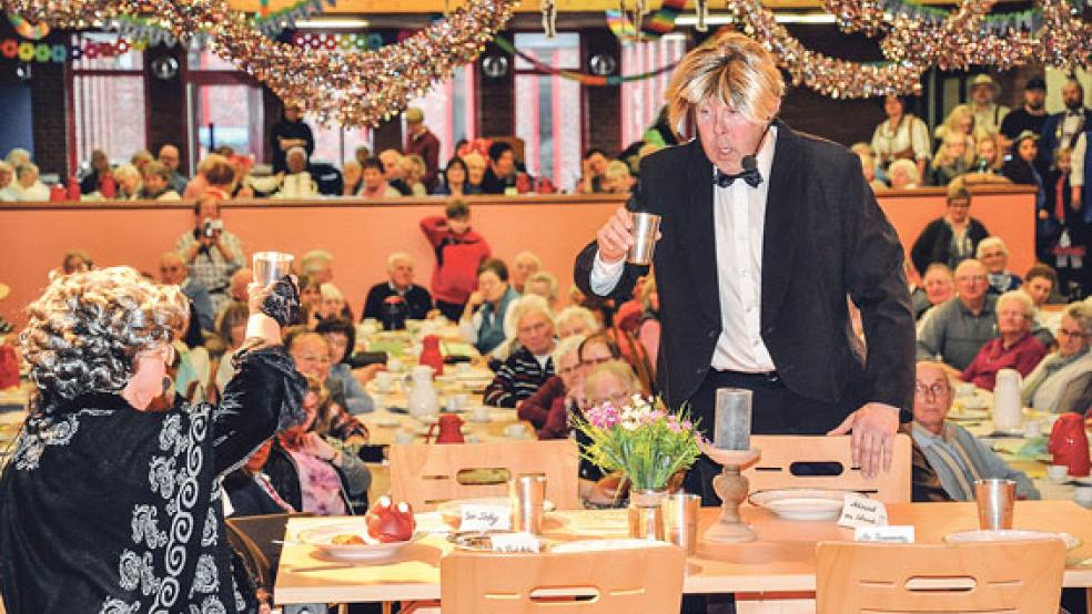 Das »Dinner for One« gehört nicht nur alljährlich zum Silvester-Programm im Fernsehen. Der KDV Lila-Blau aus Rhauderfehn führte das Stück im vergangenen Jahr auch auf den Karnevalsfeiern der städtischen Seniorenbetreuung (Bild) und der Lebenshilfe im DGH in Bingum auf. Nun hat die Tradition der Karnevalsfeiern im DGH ein Ende. © Archivfoto: Wolters