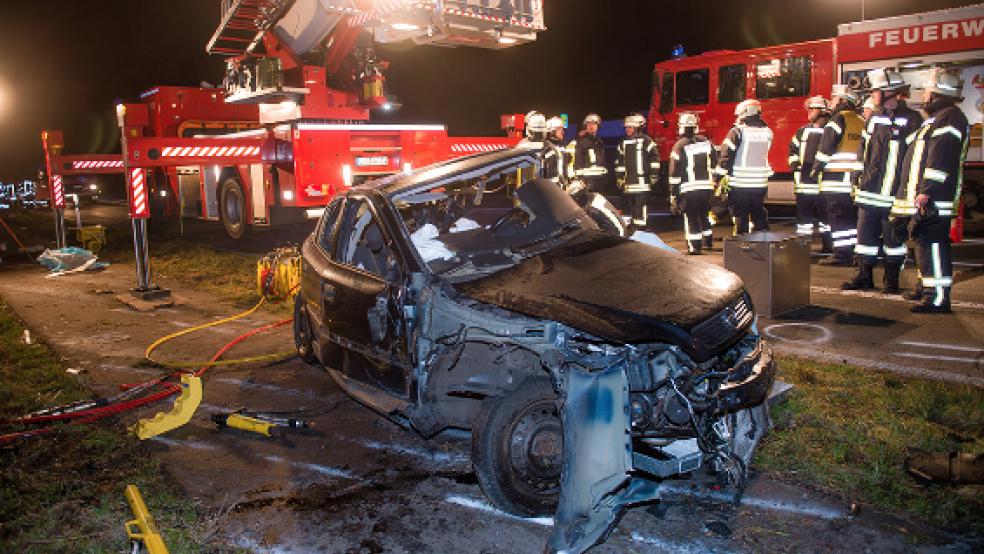 Bei einem schweren Unfall heute Abend in Möhlenwarf ist ein 43-jähriger Weeneraner ums Leben gekommen. Drei weitere Menschen wurden lebensgefährlich verletzt. © Foto: Bruins