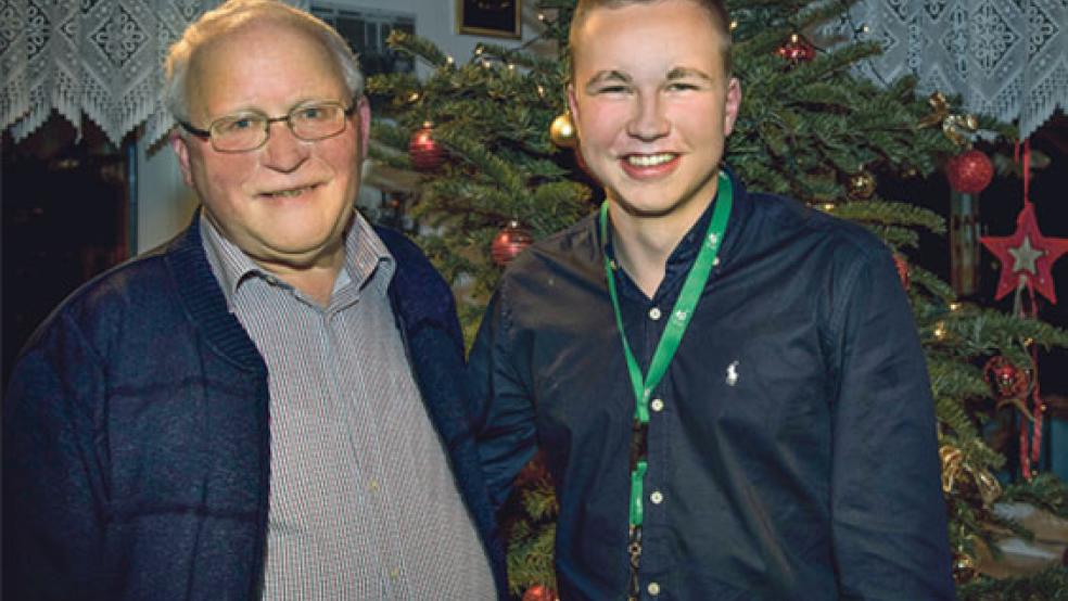 Helmuth Venekamp vom Schiedsrichter-Ausschuss überreichte Ihno Dreesmann die Goldene Pfeife. © Foto: Weiland/NFV