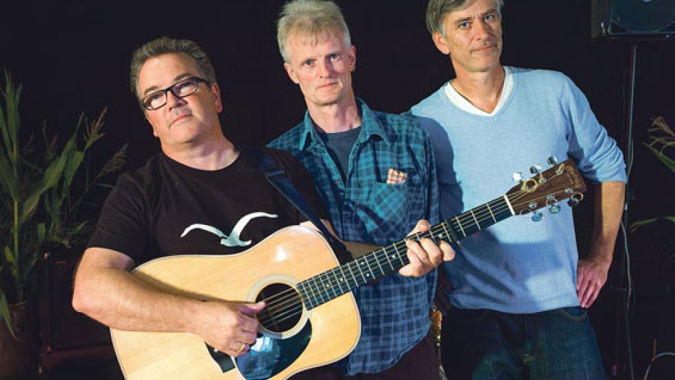 Zu dritt auf der Bühne: Iko Andrae wird bei seinem Auftritt im »Hafen55« in Weener begleitet von Olaf Liebert am Bass und von Andreas Bahlmann am Schlagzeug.  © Foto: privat