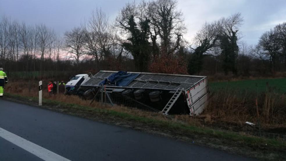 Der Viehtransporter kippte zwischen den Anschlussstellen Apen/Remels und Filsum auf die Seite. © Foto: Polizei