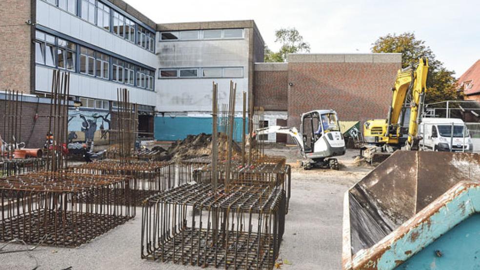 Im September sind die Arbeiten für den Bau einer neuen Pausenhalle an der Oberschule in Bunde gestartet. Sie dauern voraussichtlich zehn Monate. © Archivfoto: Boelmann