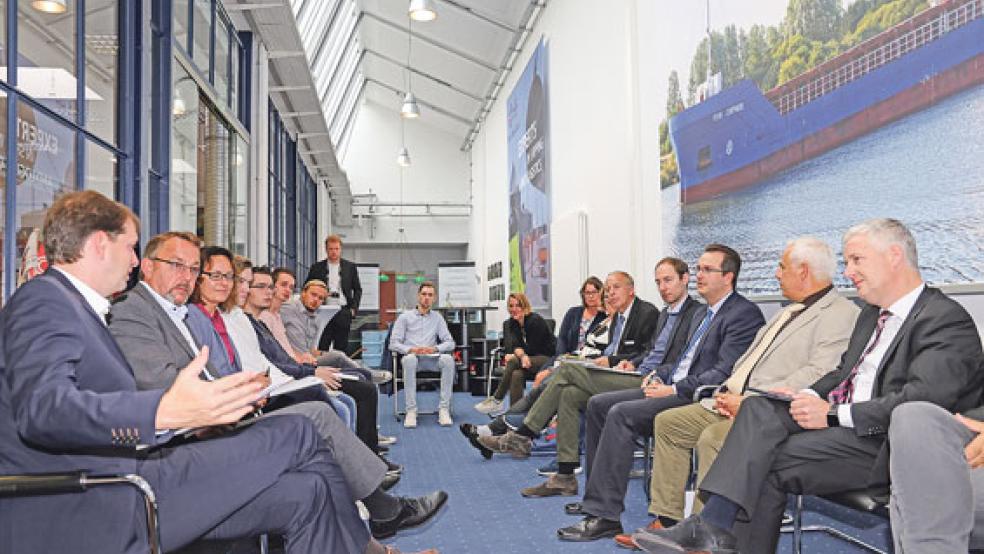Bei der IT-Firma »MK ProCon« in Leer unterhielten sich Firmenchefs und Vertreter von Landkreis Leer und Ems Dollart Region über das Projekt.  © Archivfoto: Orgadata