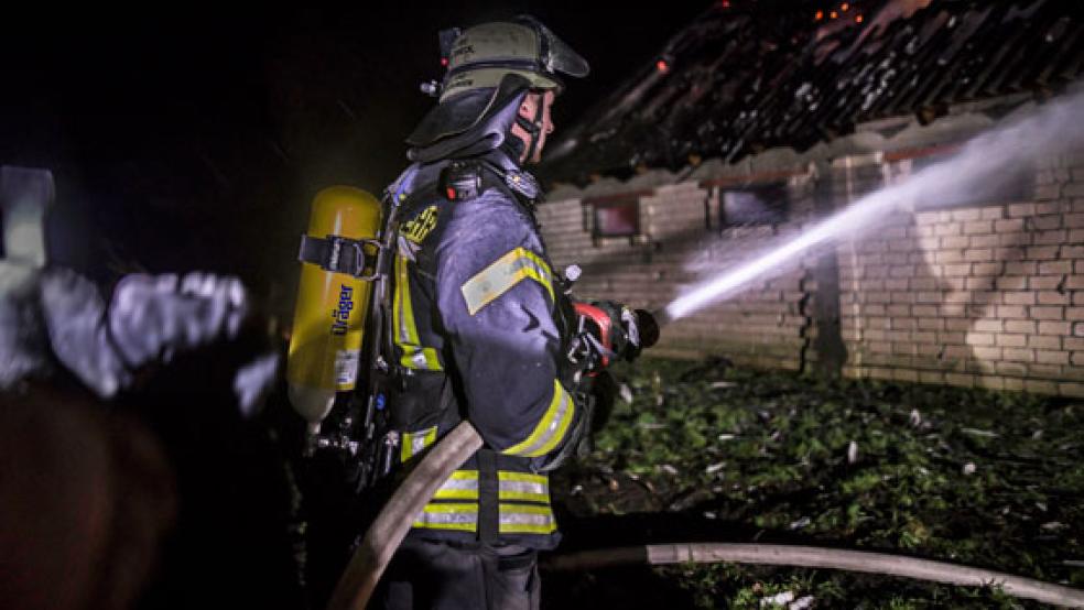 In der Innenstadt von Winschoten ist gestern Abend ein Feuer ausgebrochen, das zahlreiche Feuerwehrkräfte auf Trab hielt. Ein Laden wurden komplett zerstört. © Beispiel-Foto: RZ-Archiv