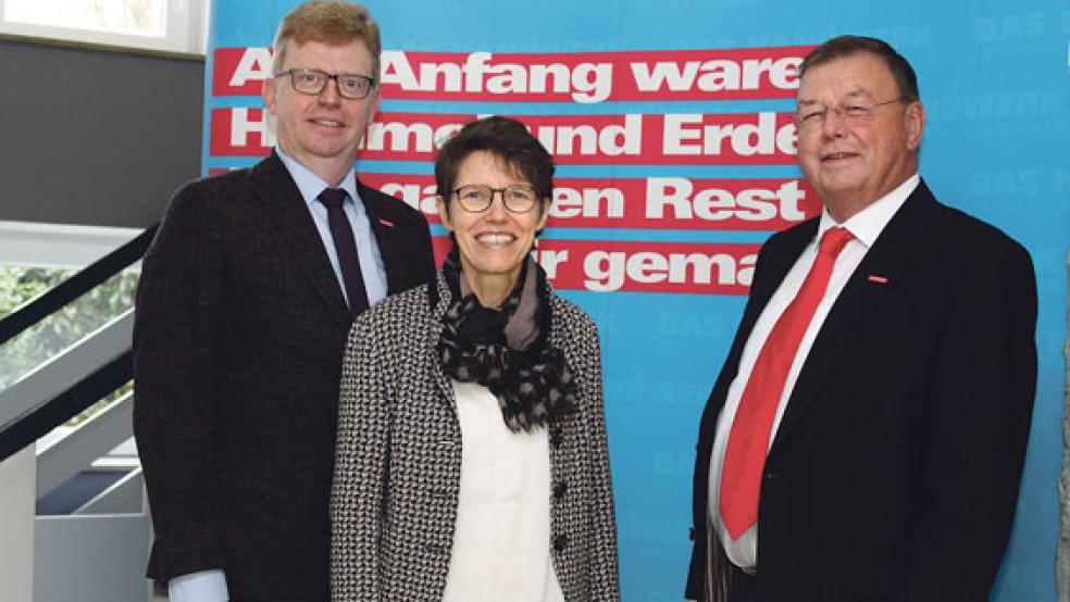 Hille de Maeyer ist neue Referentin für Kirche und Handwerk in Niedersachsen. Albert Lienemann (links) und Peter-Ulrich Kromminga haben sie in der Handwerkskammer in Aurich begrüßt. © Foto: HWK/W. Feldmann
