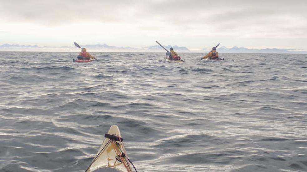 Auf der abenteuerlichen Kajak-Tour ist bei den Männern das Zeitgefühl ein bisschen verloren gegangen. © Fotos: privat (4)/Kahle (1)