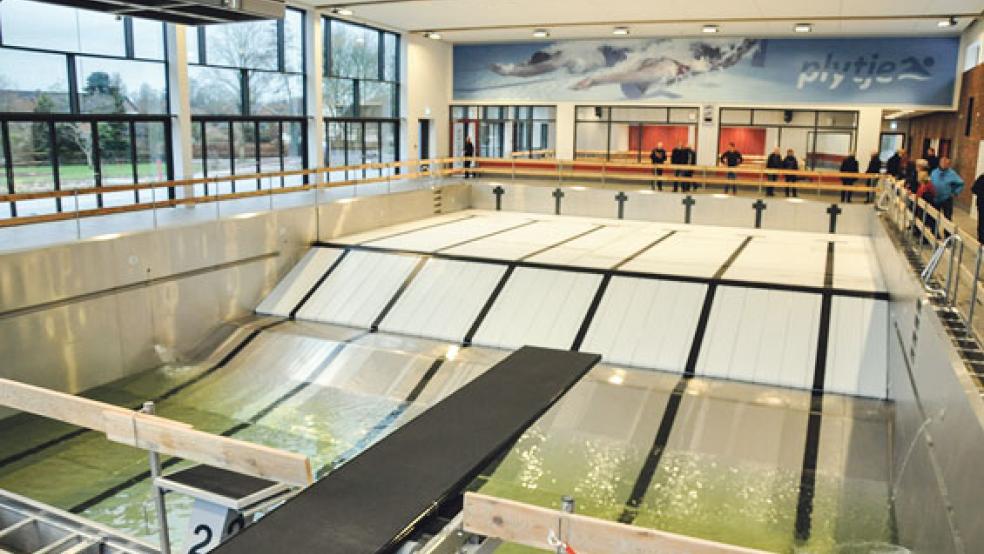 Das große Sportbecken wird aktuell mit Wasser befüllt. Insgesamt dauert dieser Vorgang aus statischen Gründen fünf Tage. Danach wird sich auch die aktuell noch grüne Wasserfarbe normalisieren. »Das liegt momentan an der Lichtbrechung«, sagt Bad-Geschäftsführer Markus Tippelt gestern bei einem Rundgang.  © Fotos: Boelmann