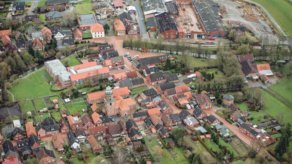 Im historischen Ortskern von Jemgum mit seiner dichten Bebauung soll eine »verkehrsberuhigte Zone« eingerichtet werden, um die Parksituation zu entschärfen. Dabei ist es bisher nur selten zu größeren Problemen gekommen. © Foto: Klemmer
