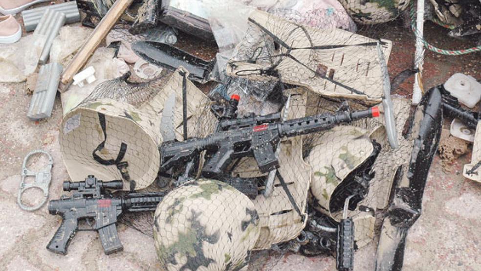 Diverses Strandgut, das nach der Schiffshavarie angespült wurde, liegt vor dem Werkhof der Kurverwaltung auf Borkum - in diesem Fall militärisches Kinderspielzeug. © Foto: Baalmann (dpa)