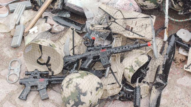 Fernseher liegen am Strand