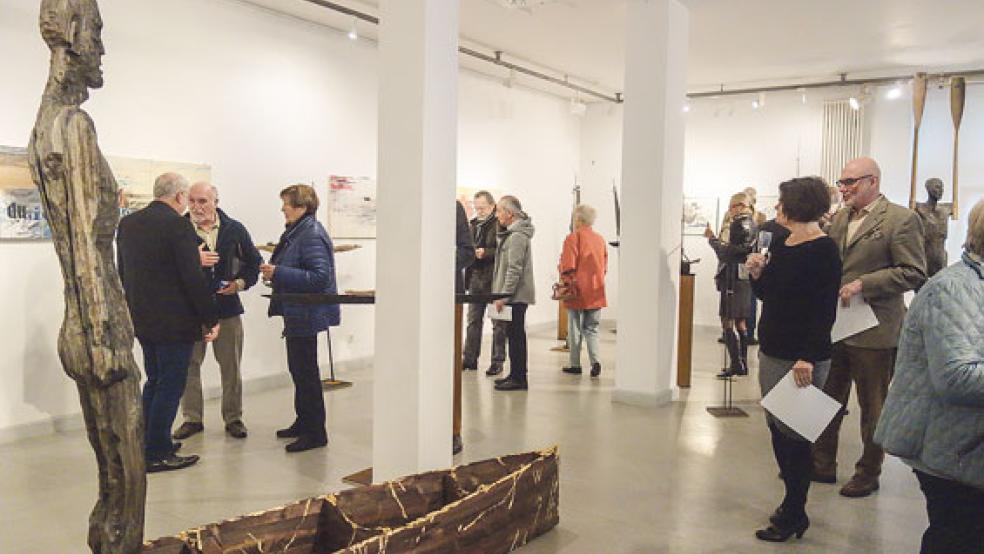 »Hafen der Ehe«: »Das Paar aus Mooreiche, gefunden beim Emstunnel, der Mann ist 4600 Jahre alt, seine Frau ist etwas jünger. nur 2600 Jahre alt«, so Georg Willms. Dieses Kunstwerk bildet das Herzstücks der Ausstellung »Zusammen in einem Boot«, die noch bis zum 24. März im Binnenschifffahrtsmuseum in Duisburg Ruhrort zu sehen ist. © Foto: privat