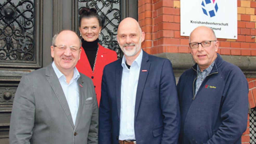 Gitta Connemann (Hintergrund) besuchte den neuen Geschäftsführer der Kreishandwerkerschaft, Thorsten Tooren. (V.l.) Kreishandwerksmeister Friedrich Lüpkes, Gitta Connemann, Thorsten Tooren und Wilhelm Eden (Obermeister der Tischler-Innung und Mitglied im Vorstand der Kreishandwerkerschaft). © Foto: privat
