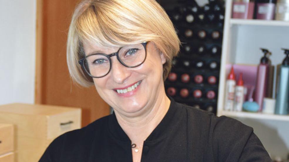 Stolz: Seit Mitte November ist Inga Heijen staatlich geprüfte Coloristin. Und für diesen relativ neuen Titel der Handwerkskammer Düsseldorf musste die Friseurin aus Holthusen ganz schön was tun. . © Foto: Himstedt