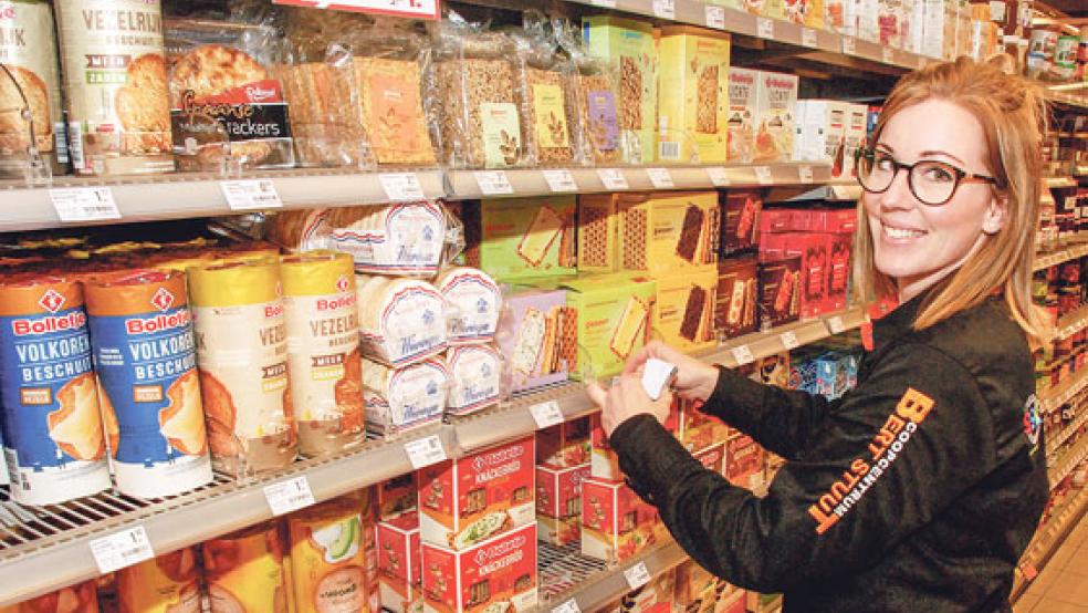 Tausende Preisschilder mussten auch im »Coopcentrum« von Bert Stuut in Bad Nieuweschans ausgewechselt werden; Mitarbeiterin Carolien aus Drieborg war am Mittwoch immer noch damit beschäftigt.  © Foto: Kuper