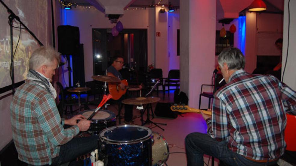 Gerade laufen die Proben: Iko Andrae (im Hintergrund) wird bei seinem Auftritt im »Hafen55« in Weener begleitet von Olaf Liebert am Bass und von Andreas Bahlmann (links) am Schlagzeug.  © Foto: Hoegen