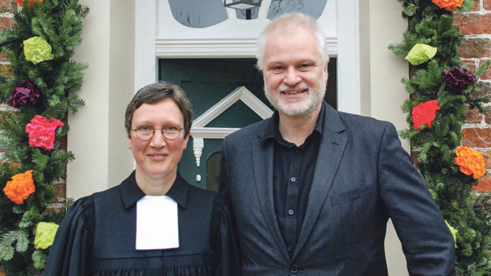 Eine Girlande als Willkommensgruß der Kirchengemeinde schmückt die Eingangstür des historischen Pfarrhauses von 1429 in Stapelmoor, in das das Ehepaar Barbara Wündisch-Konz und Ralf Buchholtz im Dezember eingezogen ist.  © Fotos: Kuper