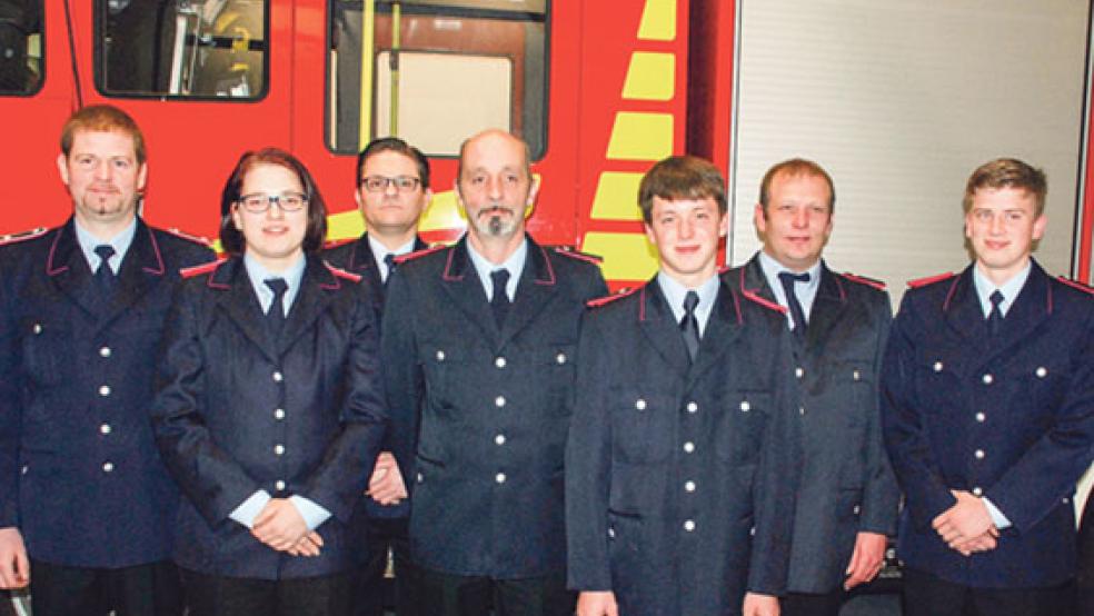 Befördert oder neu aufgenommen wurden (von links) Holger Huisinga (Hauptfeuerwehrmann), Lisa Rose (Hauptfeuerwehrfrau), Thomas Olthoff (Feuerwehrmann) sowie Stephan Röskens, Andre Swart, Jan Troff und Timo Vry. © Foto: Kuper