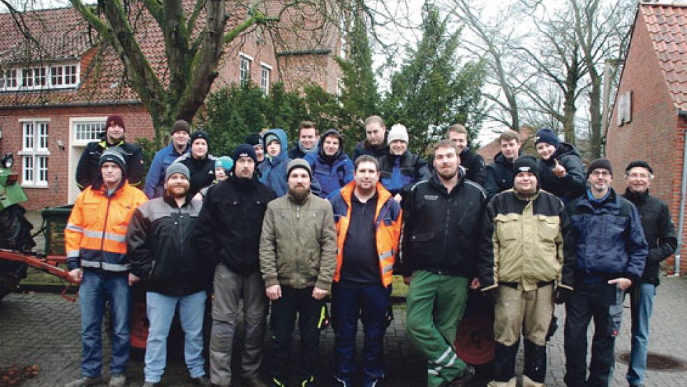 22 Helfer und drei Kinder sammelten in Diele, Stapelmoor und Stapelmoorerheide ausgediente Weihnachtsbäume und Spenden für die Kindernothilfe.  © Foto: Kuper